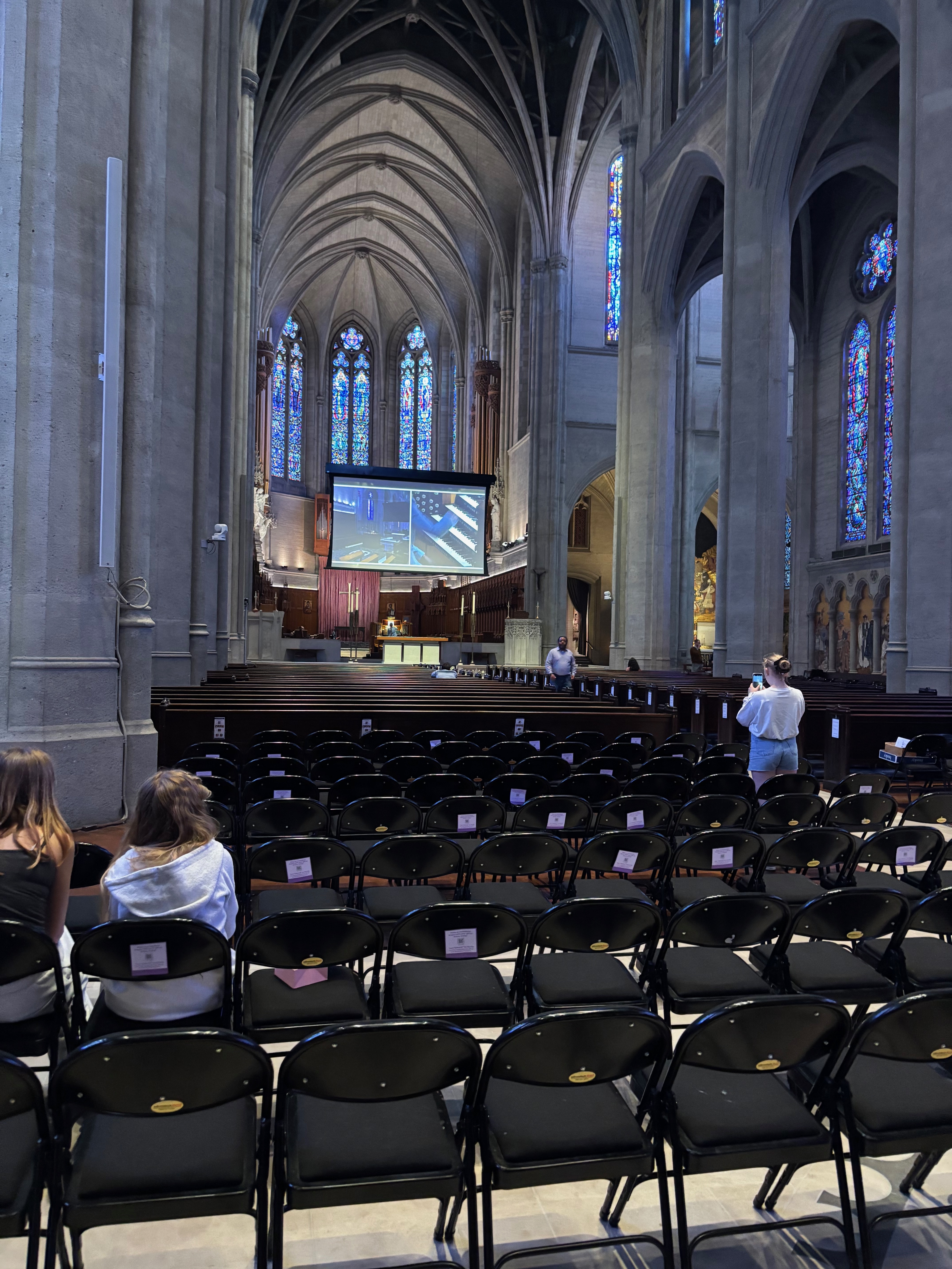 picture of anna lapwood playing at grace cathedral